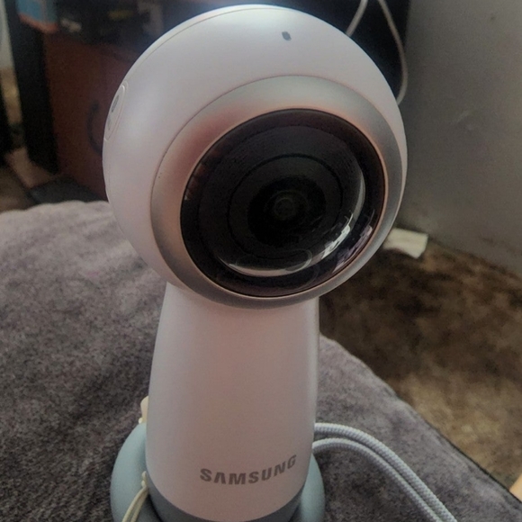 Samsung Gear 360 with 16GB memory card - Picture 1 of 2